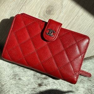 CHANEL
Caviar Quilted Zipped Pocket Wallet Red